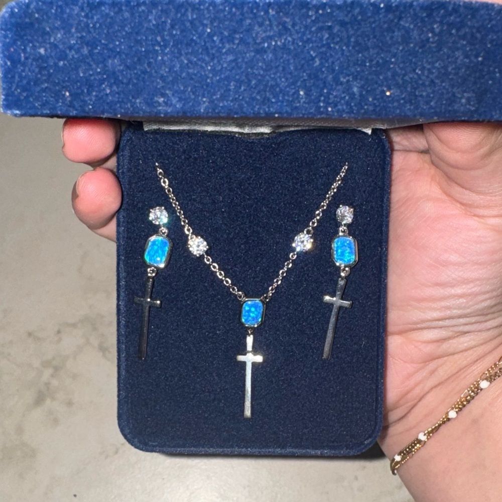 Montana Silversmiths women’s Opalo cross dangle set necklace